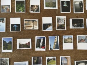 Vue de l'exposition Longwy Vivra ! à la mairie de Longwy Haut, 2021. Ici des dizaines de cartes postales réalisées pour le projet, posées sur une table.
