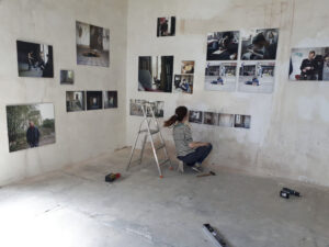 Installation de l'exposition ZONE 54 : Unrestricted Area à l'Abbaye de Senones, 2018