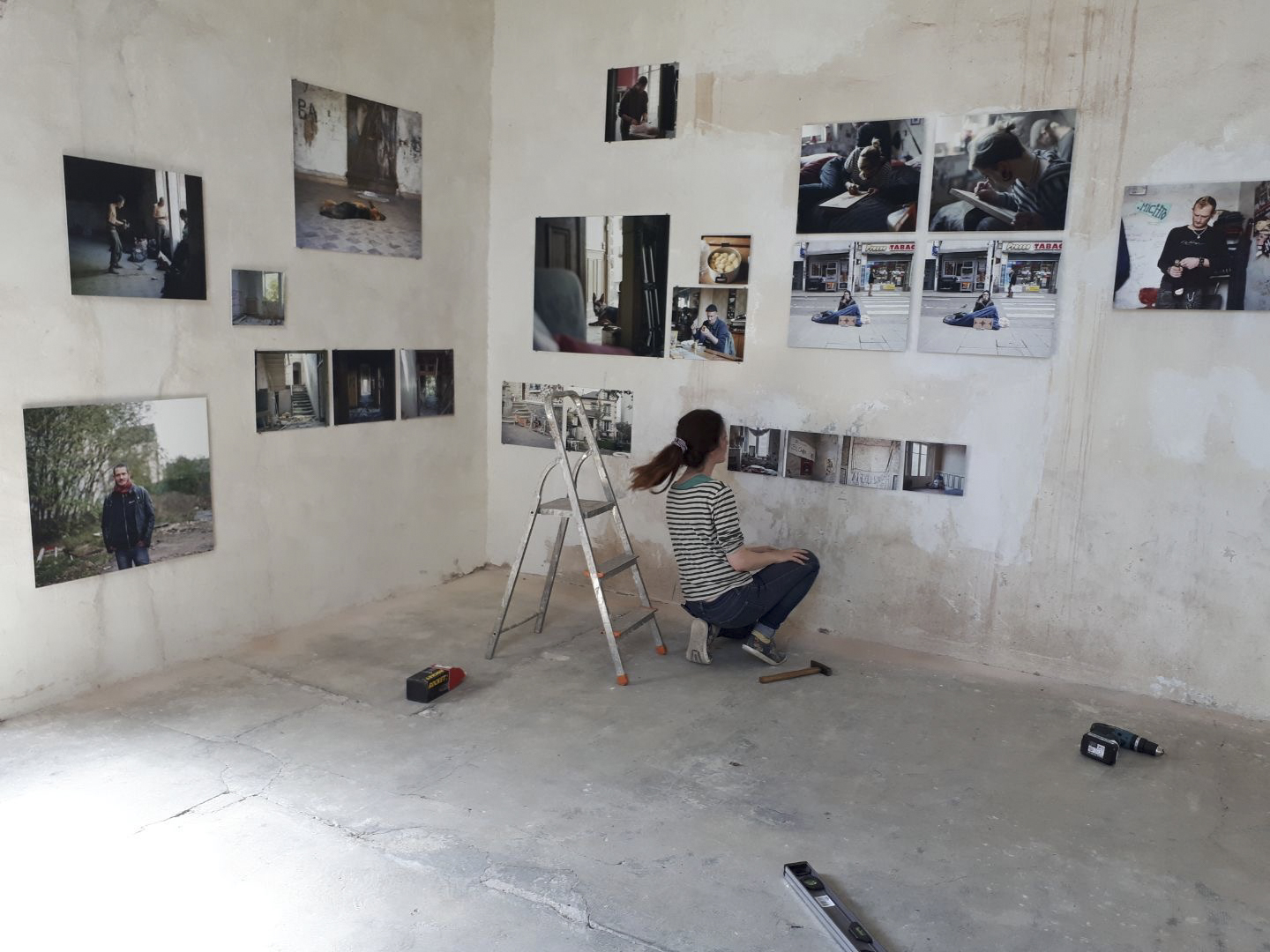 Installation de l'exposition ZONE 54 : Unrestricted Area à l'Abbaye de Senones, 2018